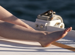 Julia Garner feet photo thumbnail