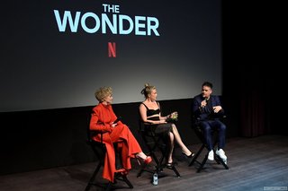 Julia Garner feet photo thumbnail