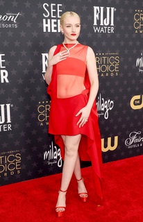 Julia Garner feet photo thumbnail