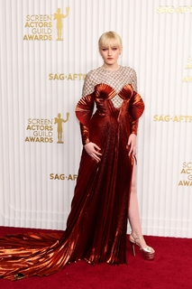 Julia Garner feet photo thumbnail