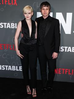 Julia Garner feet photo thumbnail