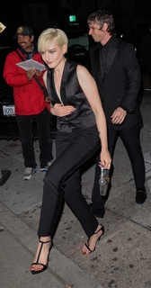 Julia Garner feet photo thumbnail