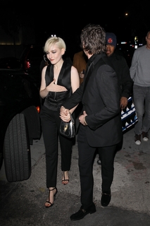 Julia Garner feet photo thumbnail