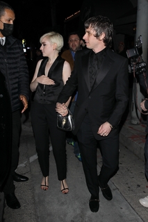 Julia Garner feet photo thumbnail