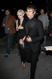 Julia Garner feet photo thumbnail