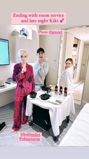 Julia Garner feet photo thumbnail