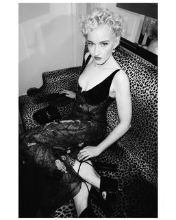 Julia Garner feet photo thumbnail