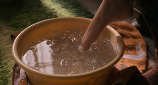 Julia Garner feet photo thumbnail