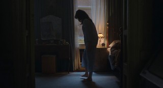 Julia Garner feet photo thumbnail