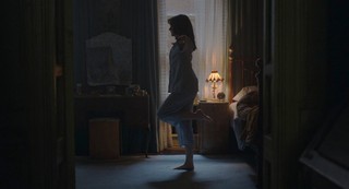 Julia Garner feet photo thumbnail