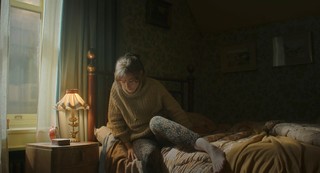 Julia Garner feet photo thumbnail