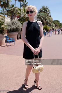 Julia Garner feet photo thumbnail