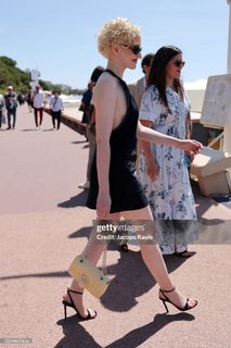 Julia Garner feet photo thumbnail
