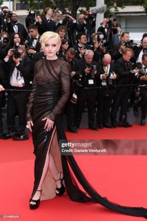 Julia Garner feet photo thumbnail