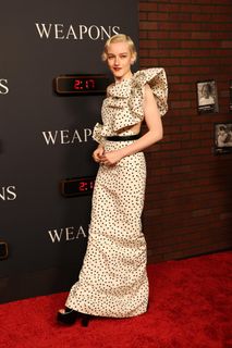 Julia Garner feet photo thumbnail