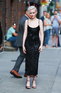 Julia Garner feet photo thumbnail