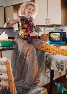 Julia Garner feet photo thumbnail