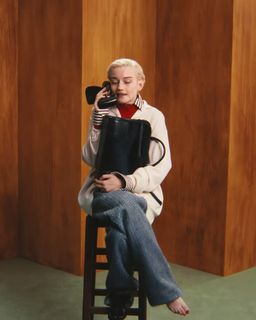 Julia Garner feet photo 1