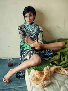 Julia Goldani Telles feet photo 1