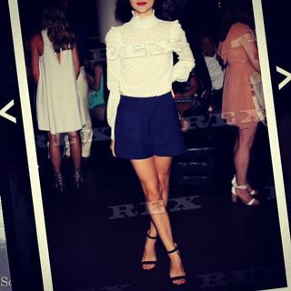 Julia Goldani Telles feet photo 15