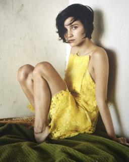 Julia Goldani Telles feet photo 9