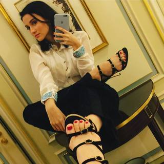 Julia Goldani Telles feet photo 7