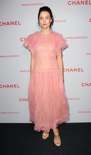 Julia Goldani Telles feet photo 6