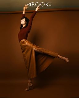 Julia Goldani Telles feet photo 9