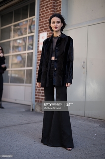 Julia Goldani Telles feet photo 3
