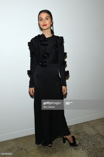 Julia Goldani Telles feet photo 1