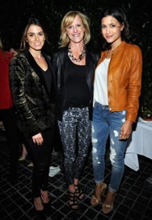 Julia Jones feet photo thumbnail