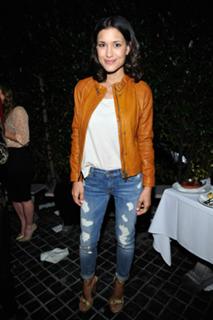 Julia Jones feet photo thumbnail