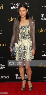 Julia Jones feet photo thumbnail