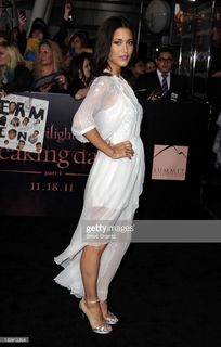 Julia Jones feet photo thumbnail