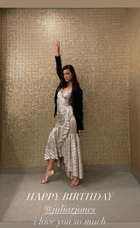 Julia Jones feet photo thumbnail