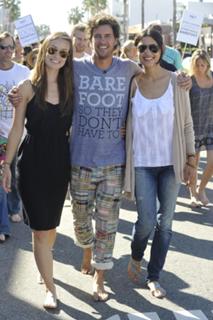 Julia Jones feet photo thumbnail