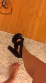 Julia Kelly feet photo thumbnail