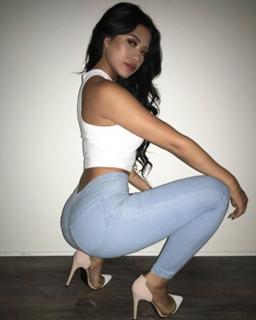 Julia Kelly feet photo thumbnail