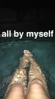 Julia Kelly feet photo thumbnail