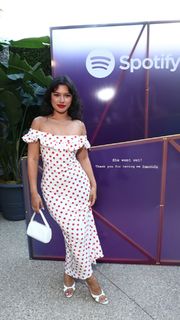 Julia Kelly feet photo thumbnail