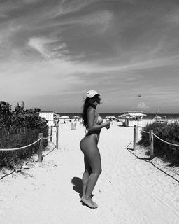 Julia Kelly feet photo thumbnail