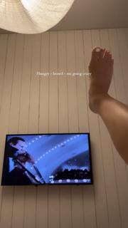 Julia Kelly feet photo thumbnail