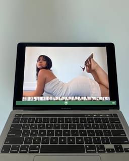 Julia Kelly feet photo thumbnail