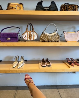 Julia Kelly feet photo thumbnail