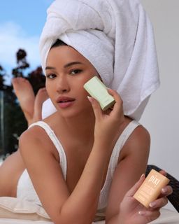 Julia Kelly feet photo thumbnail