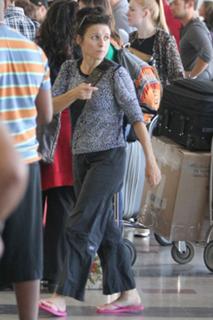 Julia Louis-Dreyfus feet photo thumbnail