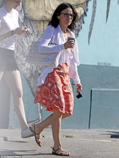 Julia Louis-Dreyfus feet photo thumbnail