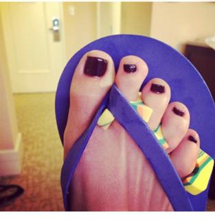 Julia Louis-Dreyfus feet photo thumbnail