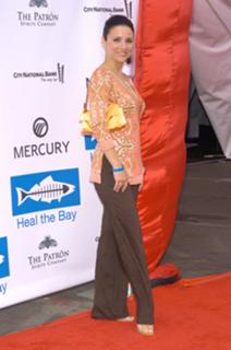 Julia Louis-Dreyfus feet photo thumbnail