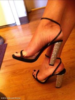 Julia Louis-Dreyfus feet photo thumbnail